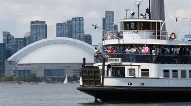 Para penumpang yang mengenakan masker terlihat di sebuah kapal feri yang berangkat dari Terminal Feri Jack Layton menuju Center Island di Danau Ontario di Toronto, Kanada (27/6/2020). Layanan kapal feri menuju Kepulauan Toronto kembali dibuka untuk umum mulai Sabtu (27/6). (Xinhua/Zou Zheng)