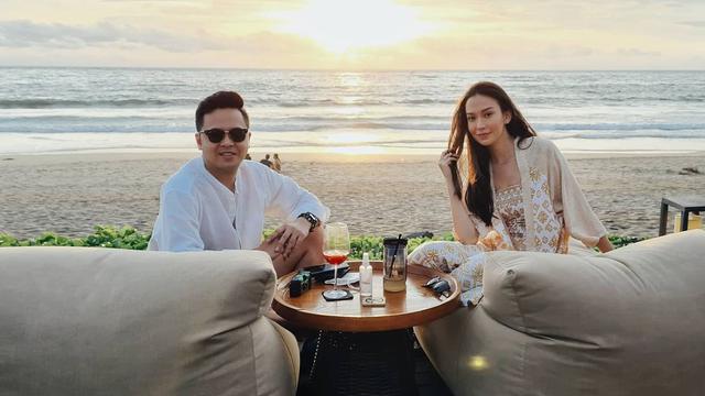 Hamil Anak Pertama, Ini 6 Potret Mesra Karina Nadila dan Suami