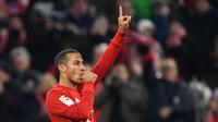 1. Thiago Alcantara (Bayern Munchen) - Gelandang berusia 29 tahun ini menampilkan permainan yang menawan saat Bayern Munchen berhadapan PSG di final Liga Champions. Berdasarkan statistik penampilannya di Liga Champions 2019/2020, Thiago mendapatkan nilai 7.76. (AFP/Christof Stache)