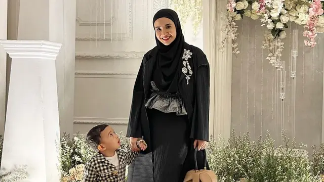 Zaskia Sungkar dengan busana serba hitam