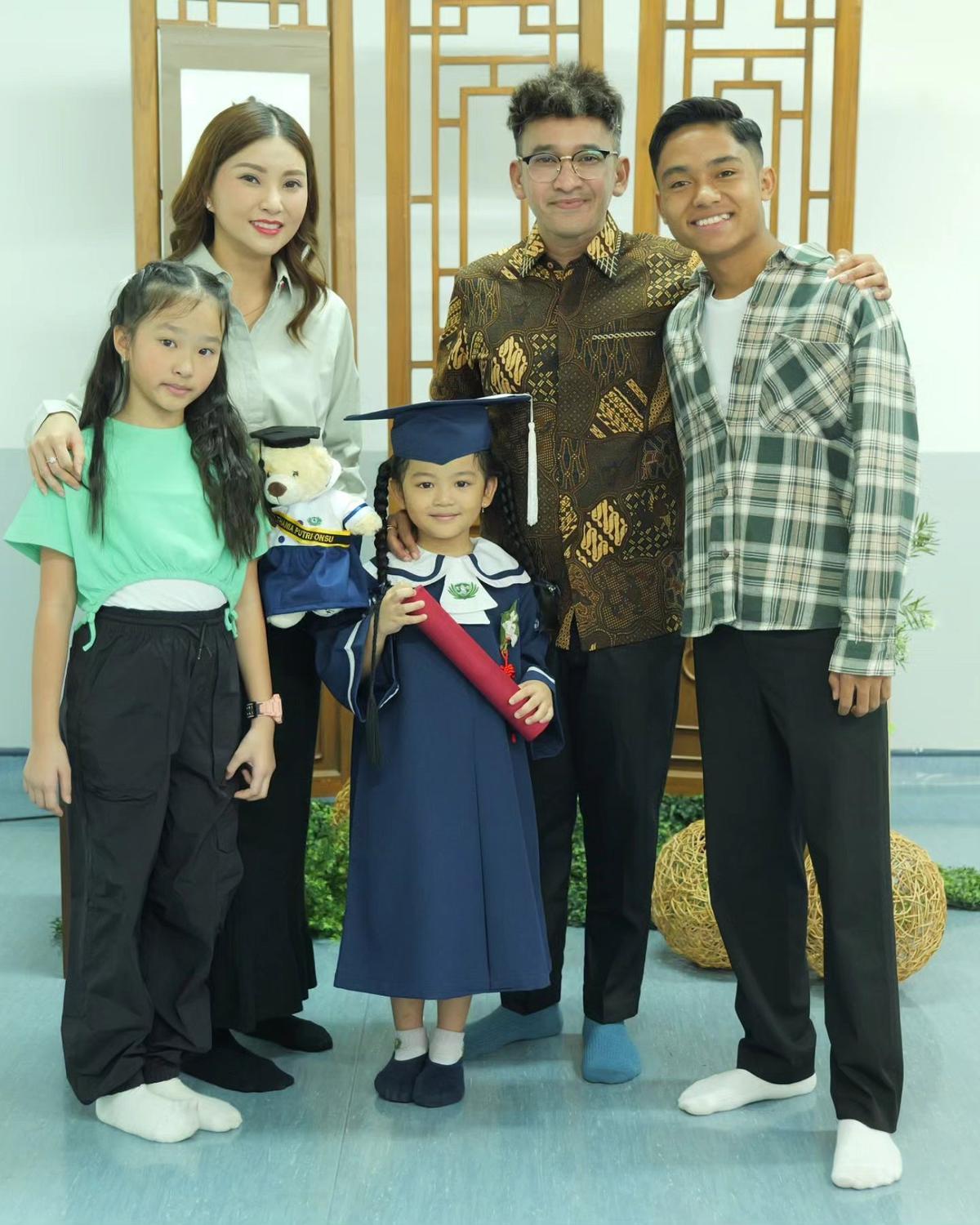 Sarwendah dan Ruben Onsu Terlihat Bersama di Kelulusan TK Anak, Foto Bareng Juga