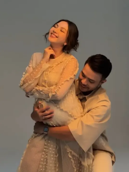 Sambil peluk Jessica Mila dari belakang, Yakup Hasibuan tampil dengan busana semi formal. Ia kenakan kemeja cokelat yang oversized dan celana khaki [@cherryjks]