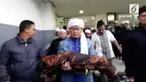 Kabar duka datang dari keluarga Ag Gym. Penceramah kondang ini menggendong sendiri jenazah sang cucu ke peristirahatan terakhir.