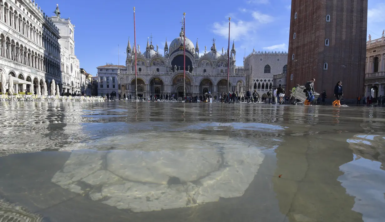 Banjir merendam St. Mark's Square yang di Venesia, Italia, Jumat (5/11/2021). Setelah Venesia mengalami banjir terparah kedua dalam sejarahnya pada November 2019, kota itu dibanjiri empat kali pasang luar biasa dalam waktu enam minggu. (AP Photo/Luigi Costantini)