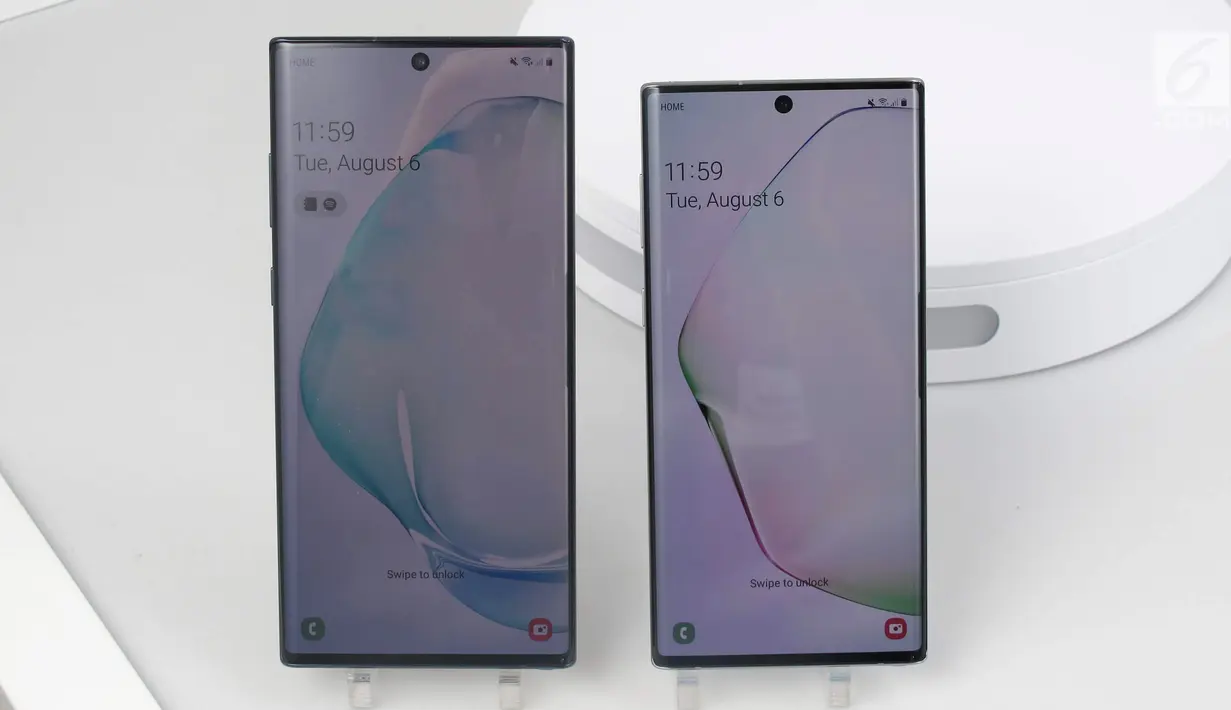 Penampakan Samsung Galaxy Note 10 (kanan) dan Samsung Galaxy Note 10 Plus (kiri) saat diperkenalkan di Barclays Center, Brooklyn, New York, Amerika Serikat, Rabu (7/8/2019). Samsung akhirnya memperkenalkan generasi terbaru Galaxy Note 10 dan Galaxy Note 10 Plus. (Liputan6.com/Istiarto Sigit Nugroho)