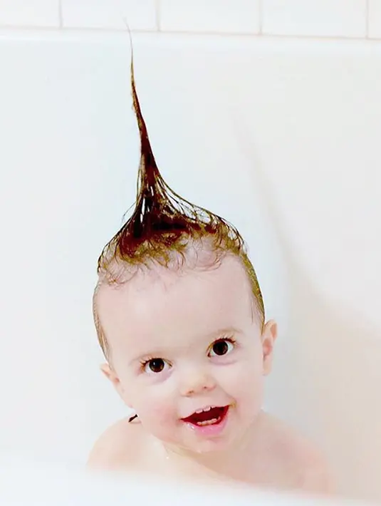 Molly Mano, anak Ali Fedotowsky yang sedang main-main nih ketika mandi. Hayo, siapa yang dulu juga sering begini? (instagram/AliFdotowsky)