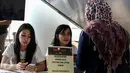 Suasana stand registrasi nobar di Blitz Megaplex, Jakarta, Sabtu (8/8/2015). Cinemaholic bersama Liputan6.com gelar nonton bareng Mision Impossible Rogue Nation (Liputan6.com/Helmi Afandi)