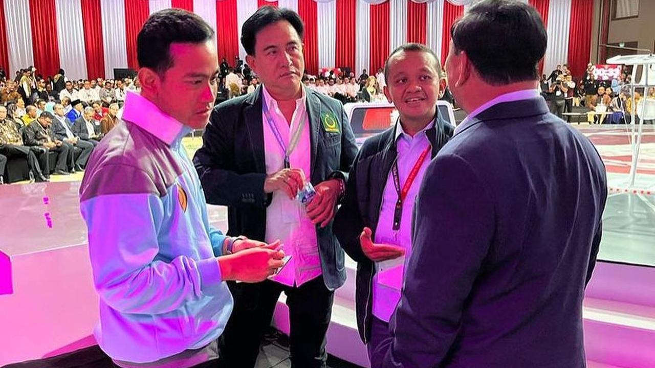 Bukan hanya dengan Prabowo saja, Gibran juga berdiskusi bersama Profesor Yusril Ihza Mahendra.<br>
