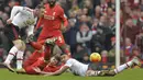 Pemain Manchester United, Wayne Rooney (kiri), dan Jesse Lingard (kanan) berebut bola dengan pemain Liverpool, Alberto Moreno (2kiri) pada lanjutan liga premier Inggris di Stadion Anfield,  Liverpool, Minggu (17/1/2016).  (AFP Photo/Paul Ellis)