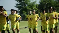 Cristian Gonzales (tengah - belakang), sudah berlatih bersama Bogor FC di Lapangan Hambalang, Bogor, Jumat (22/3/2019) pagi. (Istimewa)