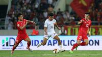 Pemain Timnas Indonesia, Asnawi Mangkualam (tengah) berusaha melewati penjagaan dua pemain Timnas Vietnam pada laga Grup F Kualifikasi Piala Dunia 2026 di My Dinh Stadium, Vietnam, Selasa (26/03/2024). (Dok.PSSI)