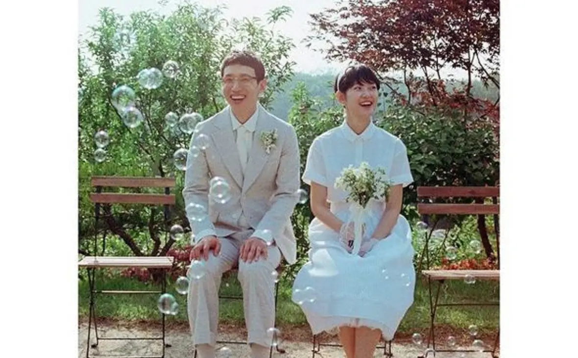 	Pernikahan Bong Tae Kyu - Park Hasisi (Dispatch/ hancinema.net)