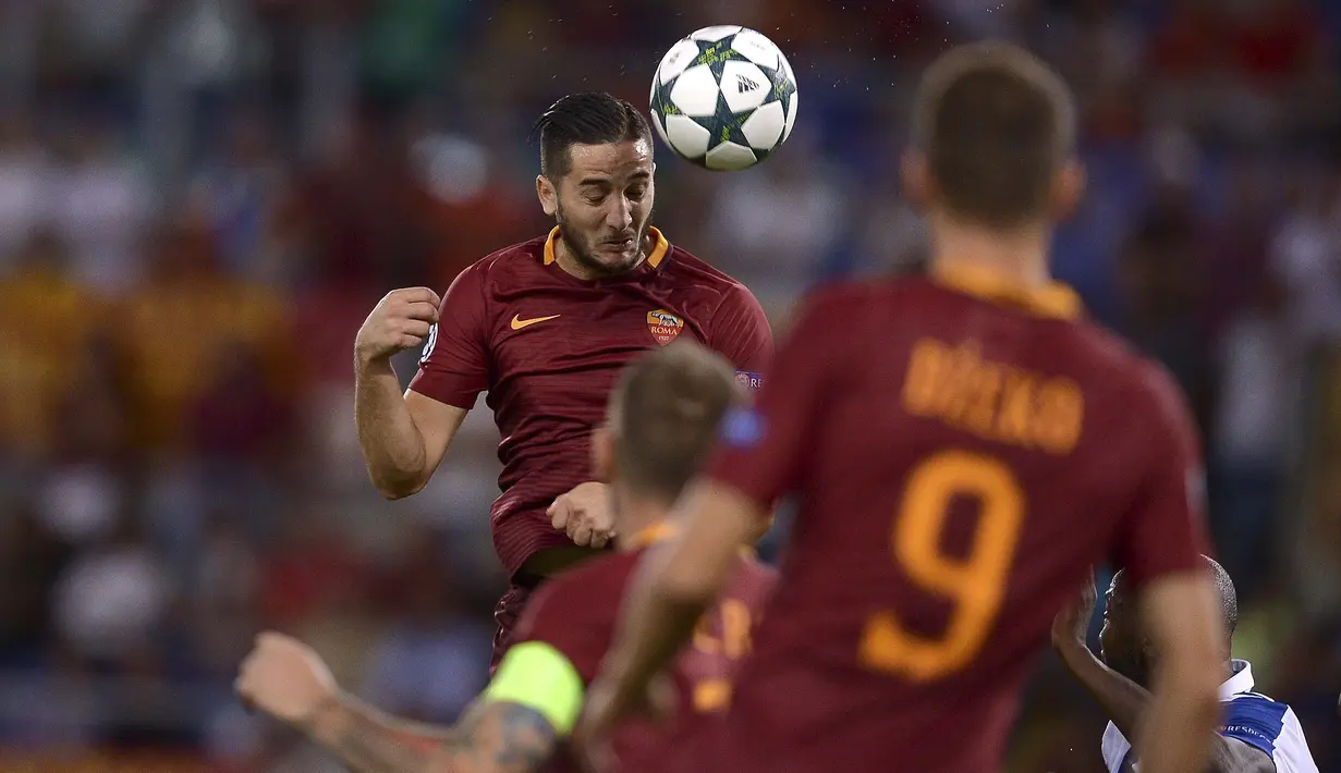 Peman AS roma, Kostas Manolas (kiri) menyundul bola dari kejaran pemain FC Porto pada leg 2 babak play off Liga Champions  di Olympic Stadium, Rome (24/8/2016) dini hari WIB. (AFP/Filippo Monteforte)