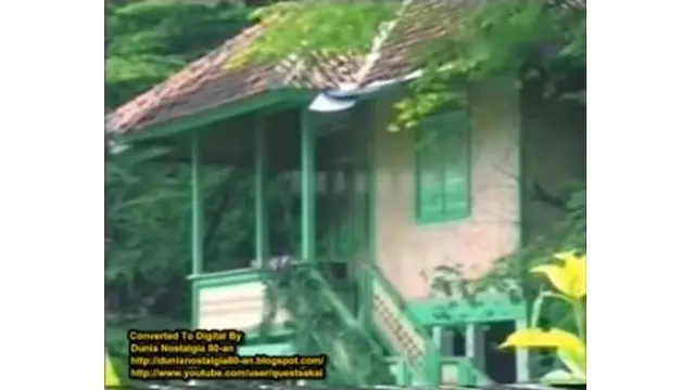 Adegan dalam sinetron Keluarga Cemara ini selalu banyak pada rumah hijau, hingga rumah tersebut menjadi ikonik.