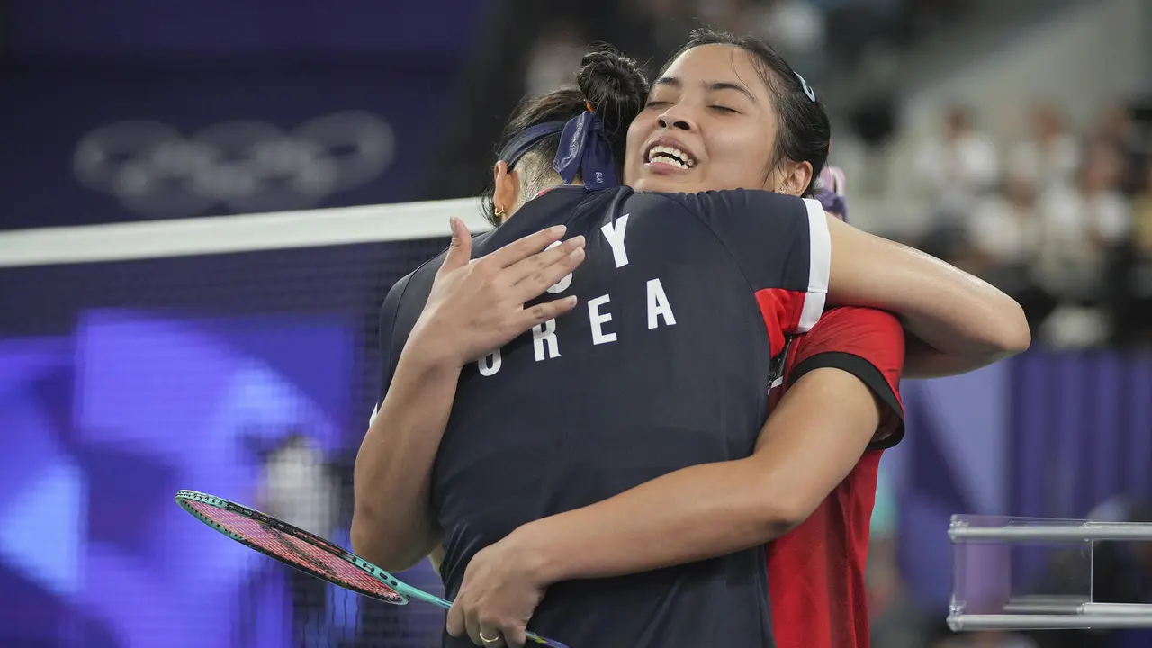 Foto: Momen Pelukan Hangat An Se-young setelah Mengalahkan Gregoria Mariska Tunjung di Semifinal Olimpiade Paris 2024