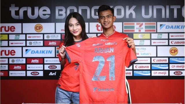 Pratama Arhan Join Bangkok United, Azizah Salsha Setia Dampingi Tanda Tangan Kontrak (credit: instagram.com/pratamaarhan8).