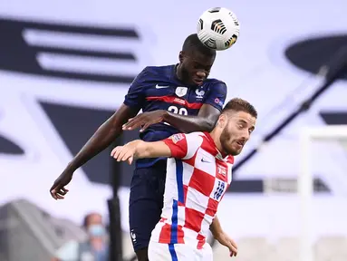 Bek timnas Prancis, Dayot Upamecano menyundul bola di atas gelandang timnas Kroasia, Nikola Vlasic dalam laga lanjutan UEFA Nations League Liga 1 Grup C di Saint-Denis, Rabu (9/9/2020) dini hari WIB. Sempat tertinggal duluan, Timnas Prancis menang dengan skor 4-2 atas Kroasia. (FRANCK FIFE / AFP)