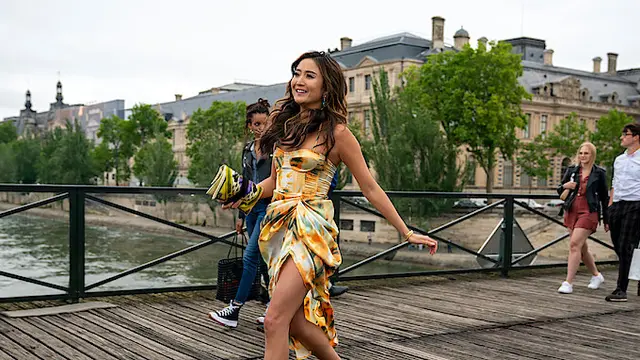 Sosok Ashley Park, "it girl" Sepatu Skechers