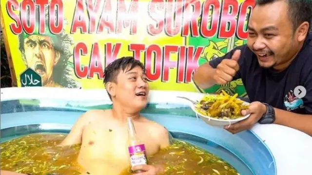 Aksi Nyeleneh Youtuber Bobon Santoso Berendam di Kuah Soto