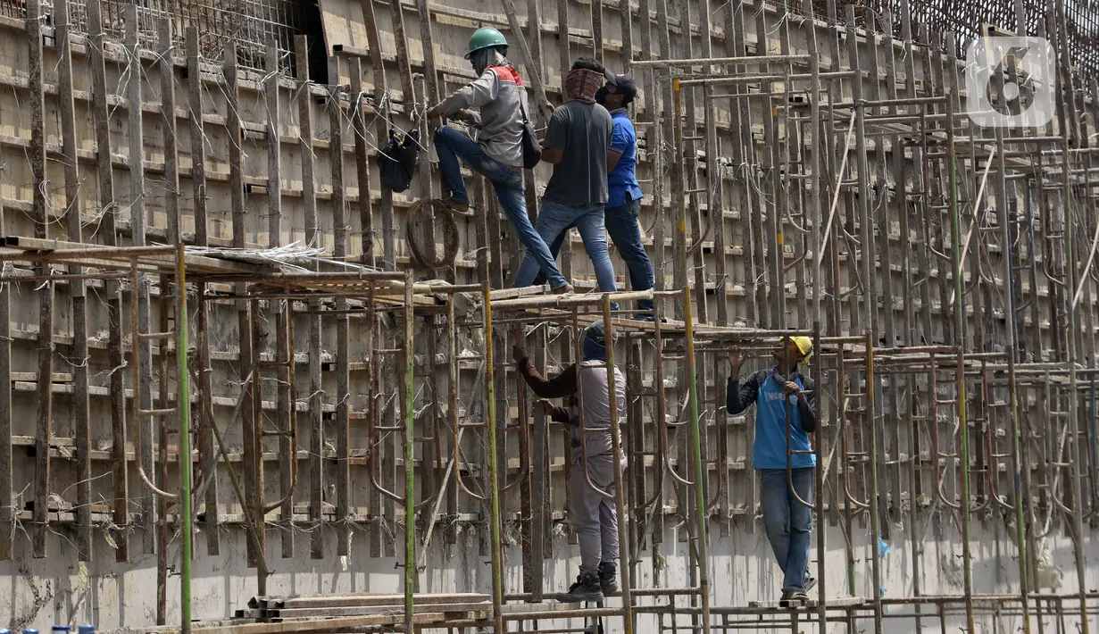 Pekerja menyelesaikan proyek pembangunan jembatan layang perempatan Pondok Cabe, Tangerang Selatan, Banten, Rabu (15/4/2020). Pembangunan jembatan layang tersebut untuk mengurai kemacetan di lampu merah dari Jakarta ke Bogor dan dari Pondok Cabe ke Kota Tangerang Selatan. (merdeka.com/Dwi Narwoko)