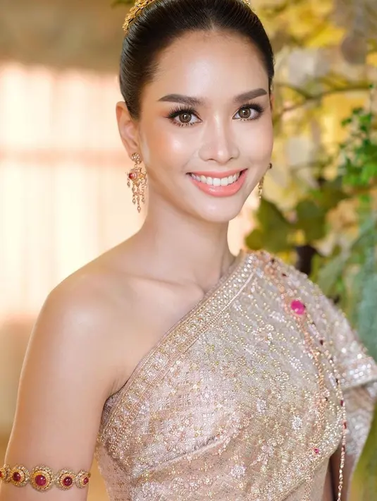 Anna Suengam-iam memakai baju tradisional Thailand dengan rambut yang ditata rapi. Mengaku tak memiliki darah campuran, dengan bangga ia mengumumkan darah Thailand tulennya. (Foto: Instagram @annasnga_1o)