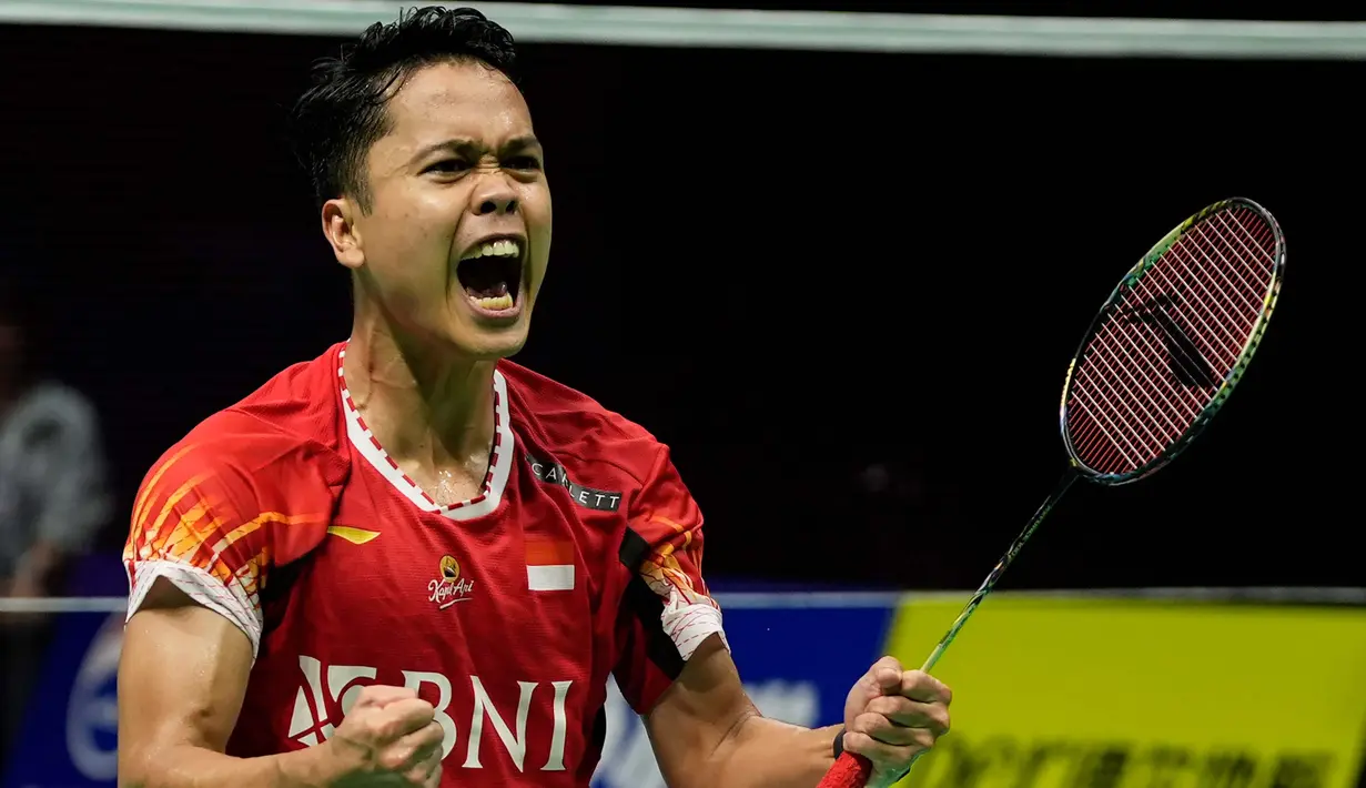 Keunggulan Indonesia dibuka lewat tunggal putra pertama Indonesia, Anthony Sinisuka Ginting yang berhasil menumbangkan Chou Tien Chen dua set langsung (21-18 dan 21-19). (AP Photo/Ng Han Guan)