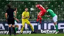 Pemain Bayer Leverkusen Mitchell Weiser (tengah) mencetak gol ke gawang Werder Bremen dalam pertandingan Bundesliga di Bremen, Jerman, Senin (18/5/2020). Bayer Leverkusen menang 4-1. (Stuart FRANKLIN/POOL/AFP)