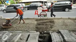 Pekerja meratakan tanah untuk dibangun trotoar di jalan Suryopranoto, Jakarta, Selasa (2/8). Dana sebesar Rp250 miliar telah disiapkan untuk pembangunan trotoar di 48 lokasi. (Liputan6.com/Gempur M Surya) 