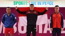 Atlet Indonesia, Rizki Juniansyah (tengah), setelah berhasil memenangkan laga pada cabang angkat besi 73 Kg putra SEA Games 2023 di Phnom Penh, Kamboja, Minggu (14/5/2022). Rizki berhasil mengalahkan Ky Su Bui (kanan) dari Vietnam diposisi kedua dan Anucha Doungsri dari Thailand yang meraih posisi ketiga. (Bola.com/Abdul Aziz)