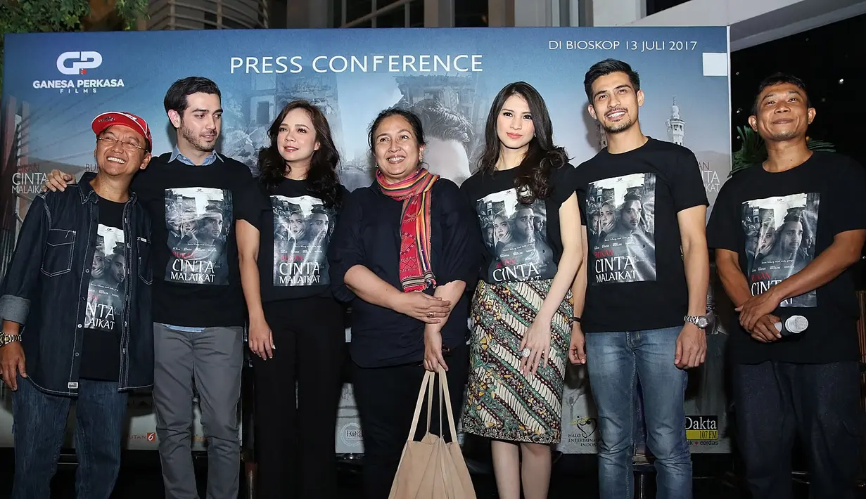 "Waktu untuk reading dan menyatu dengan pemain juga kan terbatas. Selain itu tantangannya adalah di sini aku berperan sebagai Aliyah yang naksir, cinta yang ngejar-ngejar gitu, tapi bukan agresif," ujar Donita. (Bambang E. Ros/Bintang.com)