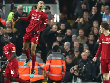 Gelandang Liverpool, Fabinho, berselebrasi setelah mencetak gol pembuka untuk timnya ke gawang Manchester City dalam pertandingan pekan ke-12 Liga Inggris 2019-2020 di Anfield, Minggu (10/11/2019). Liverpool menghabisi Man City dengan skor cukup telak 3-1. (AP/Jon Super)