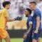 Yassine Bounou dari Al Hilal diberi selamat oleh Salem Al-Dawsari dan Sergej Milinkovic-Savic setelah berhasil menyelamatkan tendangan penalti dalam pertandingan Grup H Piala Dunia Antarklub antara Real Madrid dan Al Hilal di Miami Gardens, Florida, Rabu, 18 Juni 2025. (AP Photo/Rebecca Blackwell)