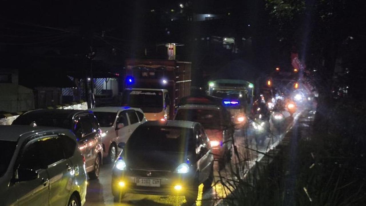 Arus Mudik Lebaran Nagreg Diprediksi Meningkat Malam Ini, Petugas Ingatkan Waspada Jalur Licin