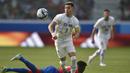 Pemain Uruguay U-20, Anderson Duarte berusaha melewati pemain Gambia U-20 pada laga 16 besar Piala Dunia U-20 di Estadio Unico Madre de Ciudades, Argentina, Jumat (02/06/2023) dini hari WIB. (AP Photo/Nicolas Aguilera)