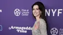 Anne Hathaway melambaikan tangan saat tiba menghadiri pemutaran perdana film "Armageddon Time" selama Festival Film New York ke-60 di Alice Tully Hall  di New York pada Rabu, 12 Oktober 2022. Aktris berusia 39 tahun itu tampil memesona dalam balutan gaun perak yang dihiasi manik-manik mutiara besar. (Photo by Charles Sykes/Invision/AP)