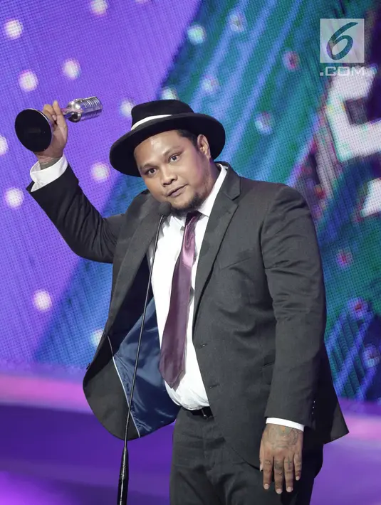 Virgoun memberi sambutan saat meraih penghargaan kategori Penyanyi Solo Pria Paling Ngetop dalam acara SCTV Music Awards 2018 di Studio 6 Emtek, Jakarta, Jumat (27/4). (Liputan6.com/Faizal Fanani)