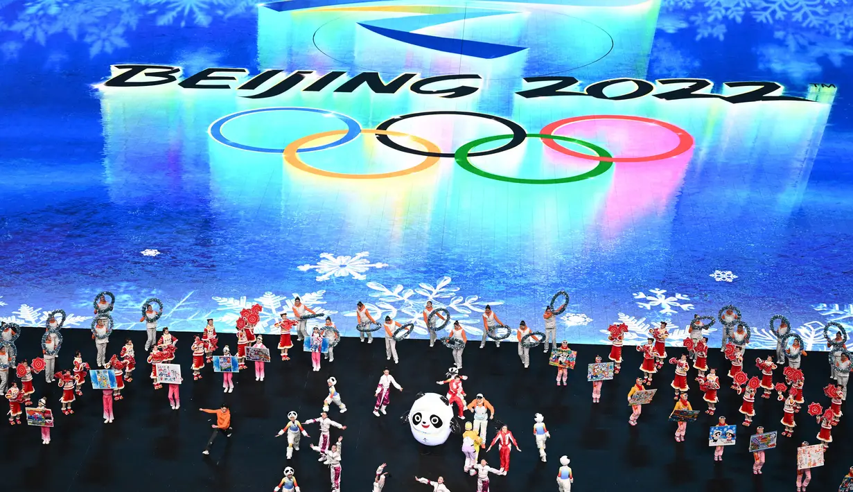 Para penampil menari dalam pra-pertunjukan menjelang upacara pembukaan Olimpiade Musim Dingin Beijing 2022, di Stadion Nasional, yang dikenal sebagai Stadion Bird's Nest, di Beijing, pada 4 Februari 2022. (AFP/Permata Samad)