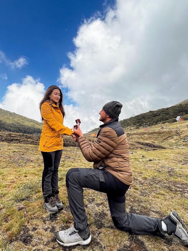 Nathalie Holscher dilamar Ladislao Camara