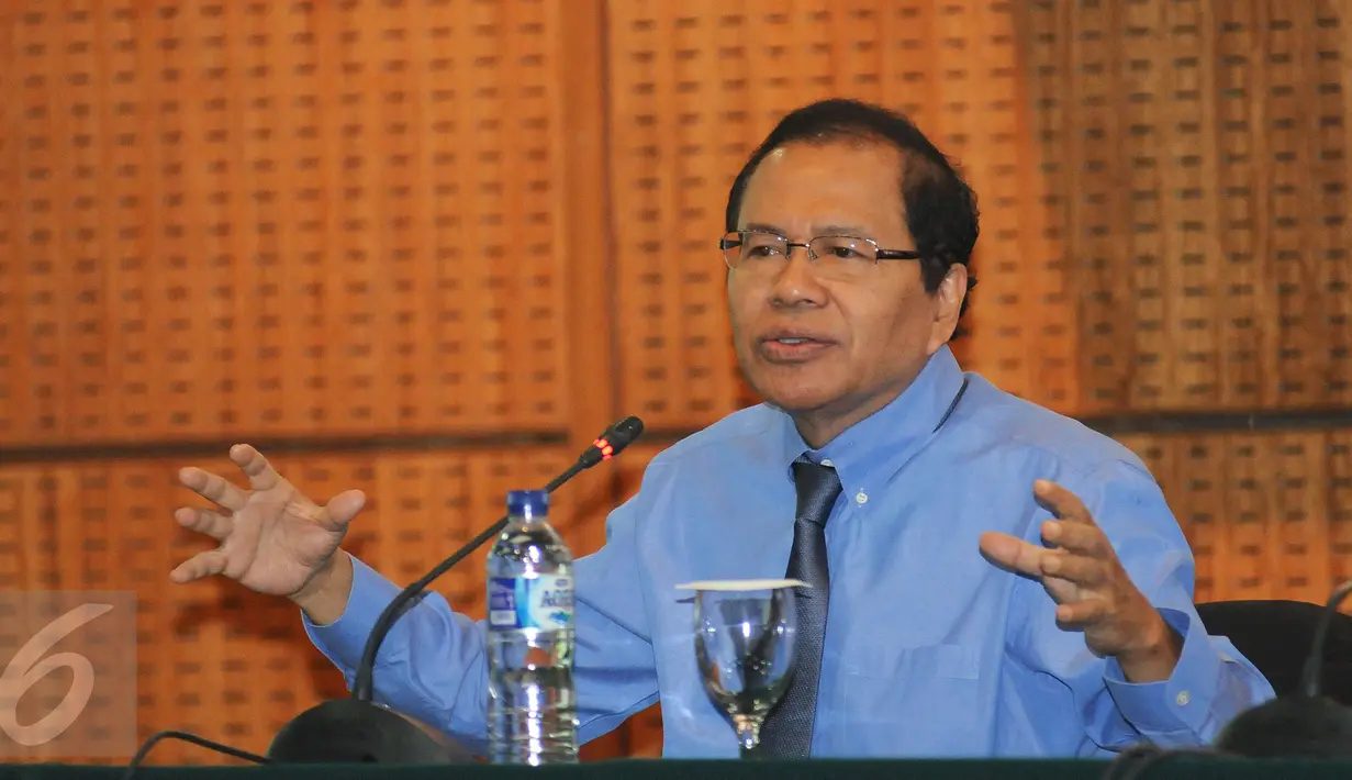 Menko Bidang Maritim dan SumberDaya, Rizal Ramli saat berbicara pada Pra Kongres Ilmu Pengetahuan di Gedung LIPI, Jakarta, Selasa (15/9/2015). Rizal mengungkapkan beberapa pengalamannya menyelesaikan beragam permasalahan. (Liputan6.com/Helmi Fithriansyah)