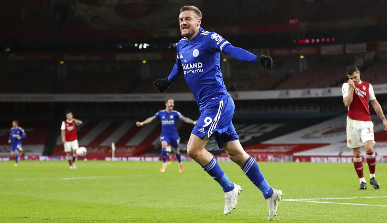 Striker Leicester City, Jamie Vardy, melakukan selebrasi usai mencetak gol ke gawang Arsenal pada laga Liga Inggris di Stadion Emirates, Minggu (25/10/2020). Arsenal tumbang dengan skor 0-1. (Catherine Ivill/Pool via AP)