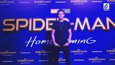 Tom Holland membaur dengan penggemar dan menyempatkan diri melayani permintaan tanda tangan hingga swa foto dengan penggemar.