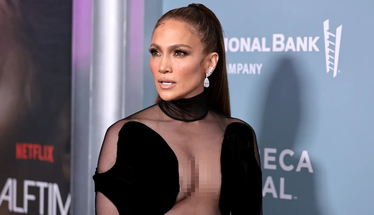<p>Penyanyi-aktris AS Jennifer Lopez atau J.Lo tiba untuk pemutaran perdana "Halftime" pada malam pembukaan Festival Tribeca di United Palace di New York, 8 Juni 2022. Ibu dua anak itu tampak berseri-seri dengan rambut cokelat panjangnya yang dengan gaya sleek ponytail. (Jamie McCarthy /Getty Images via AFP)</p>