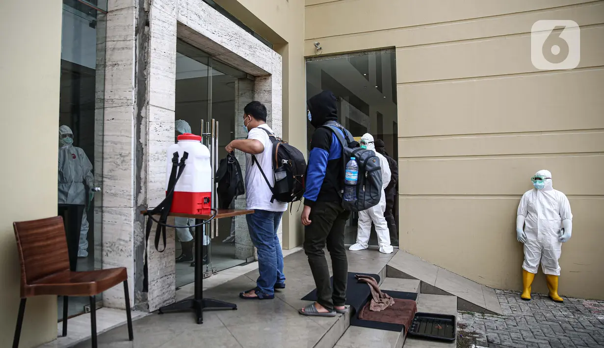 PASIEN COVID-19 TANPA GEJALA MULAI ISOLASI MANDIRI DI HOTEL: Pasien tanpa gejala Covid-19 tiba di Hotel U Stay Mangga Besar, Jakarta, Senin (28/9/2020). Sebagian OTG mulai diisolasi di hotel untuk mengantisipasi daya tampung RSD Wisma Atlet yang semkain padat. (Liputan6.com/Faizal Fanani)