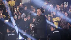 Penyanyi Virgoun saat tampil di gelaran Emtek Goes To Campus 2018 di Universitas Negeri Semarang (UNNES), Semarang, Rabu (18/7). Virgoun membawakan 3 lagu salah satunya Bukti dan Cinta untuk Starla. (Liputan6.com/Herman Zakharia)