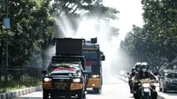 Kendaraan taktis dari Polda Jabar diturunkan menyemprot disinfektan di area publik saat saat Penyemprotan Serentak 27 Kabupaten/Kota dalam kampanye Dari Jawa Barat untuk Indonesia Lawan Korona, Selasa (31/3/2020) (dok Humas Polda Jabar)