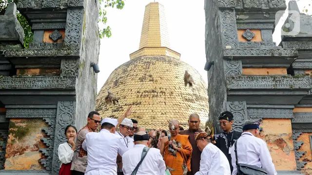 Khidmat, Prosesi Puja Bakti di Wihara Arya Dwipa Arama di TMII Jakarta
