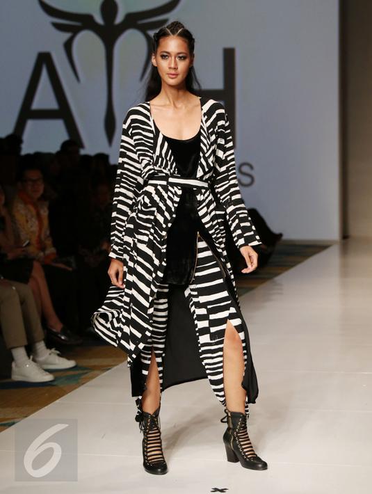 Seorang model berpose di atas catwalk mengenakan karya Barli Asmara dalam peragaan busana IPMI Trend Show 2017 di Senayan City, Jakarta, Selasa, (8/11). Barli menampilkan karya barunya yang bernama All The Horses (ATH). (Liputan6.com/Gempur M. Surya)