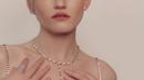 Julia Garner dengan gaya rambut pixie. Dengan rambut bleached blonde, Julia Garner tampil memukau dengan potongan edgy pixie. Foto: Instagram.