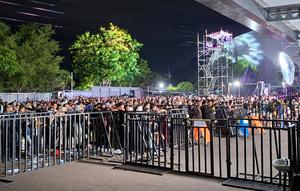 Antusiasme masyarakat begitu besar menanti juara Dangdut Academy 7. Penonton membeludak di Studio 5 Emtek City, Jakarta Barat, Jumat (26/12/2025).