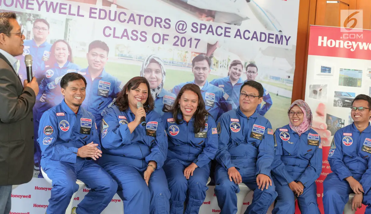 Para guru-guru peserta HESA (Honeywell Educators at Space Academy) 2017 saat hadir dalam  temu wicara di Jakarta, Rabu (4/10). (Liputan6.com/Faizal Fanani)
